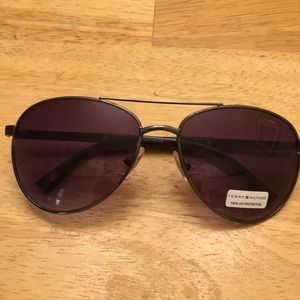 Tommy Hilfiger dark lens aviator sunglasses 😎